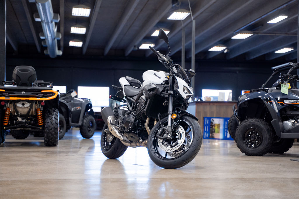 2026-Kawasaki-Z900-ABS-Pearl-Blizzard-White/Ebony-W08434-C | Salt
