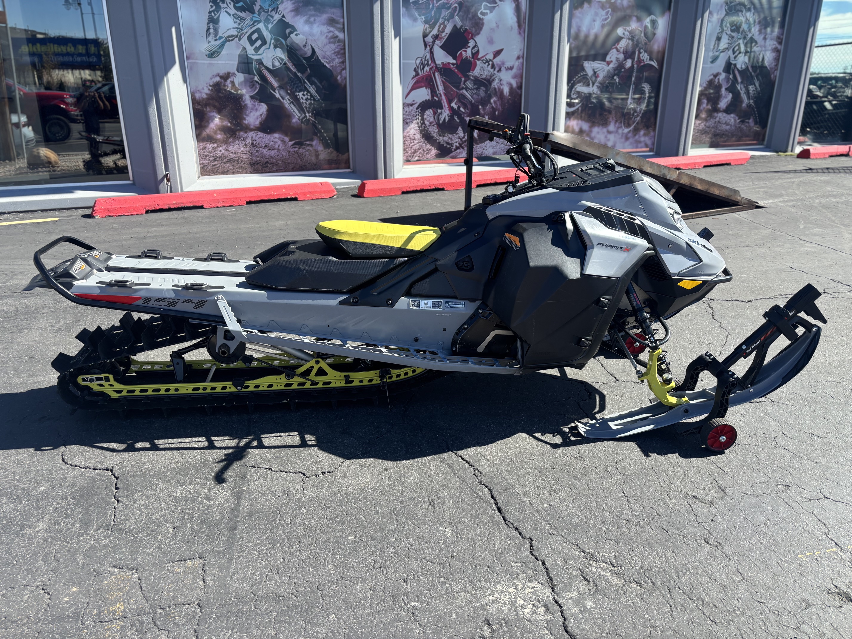 2025 SKI-DOO Summit X 154 850 E-TEC PowderMax Light with FlexEdge 2.5 SNOWMOBILE