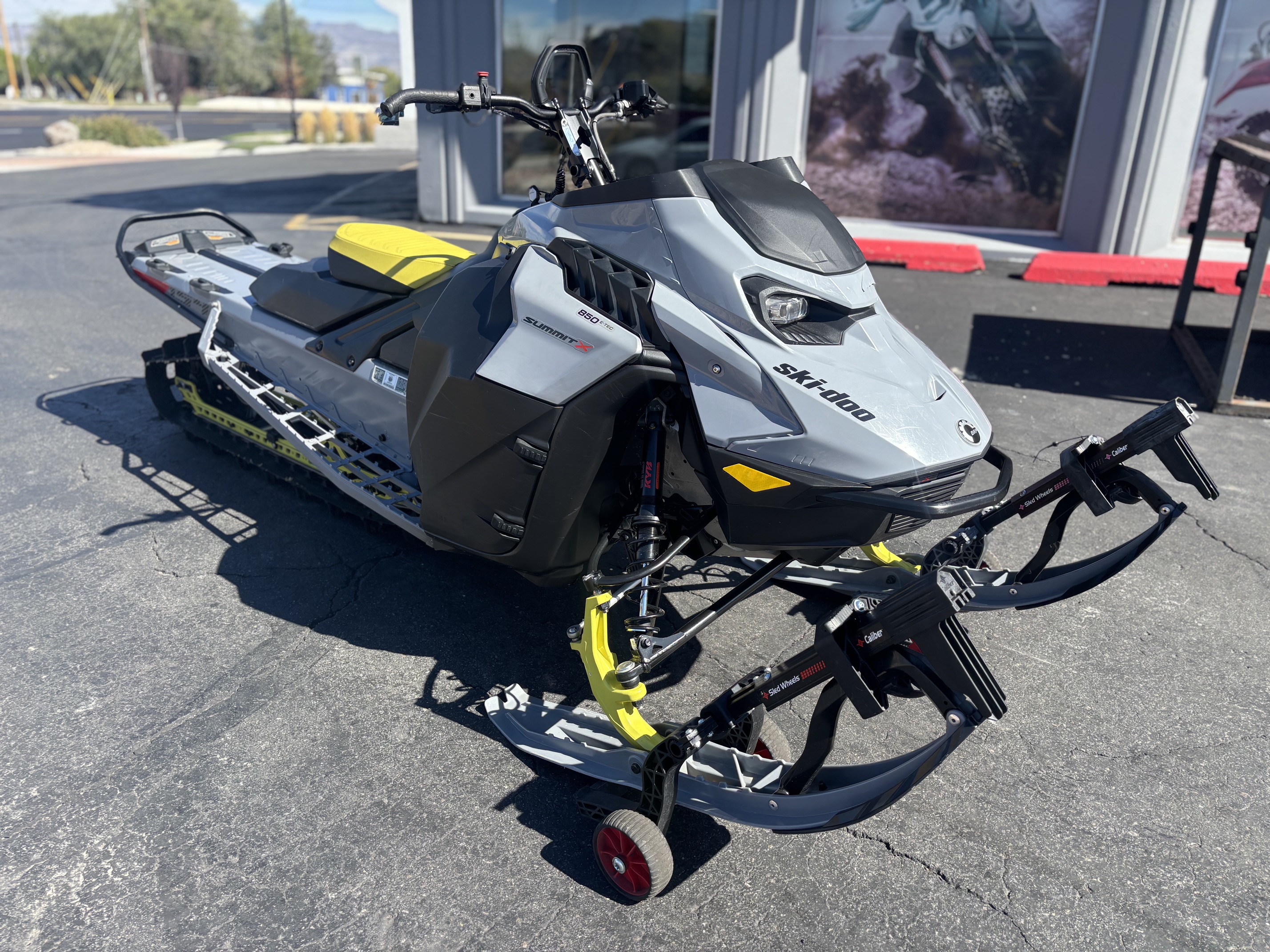 2025 SKI-DOO Summit X 154 850 E-TEC PowderMax Light with FlexEdge 2.5 SNOWMOBILE