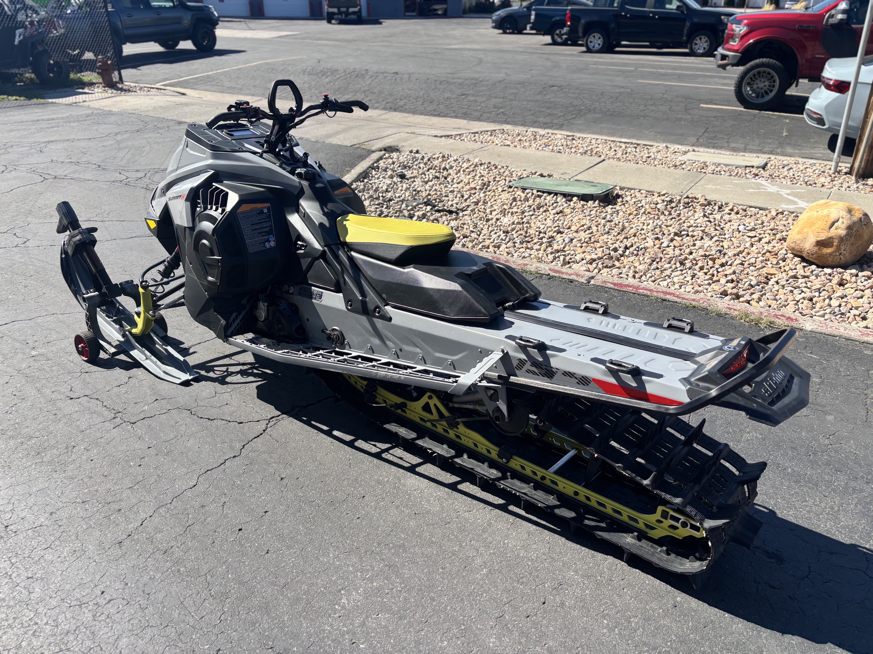 2025 SKI-DOO Summit X 154 850 E-TEC PowderMax Light with FlexEdge 2.5 SNOWMOBILE