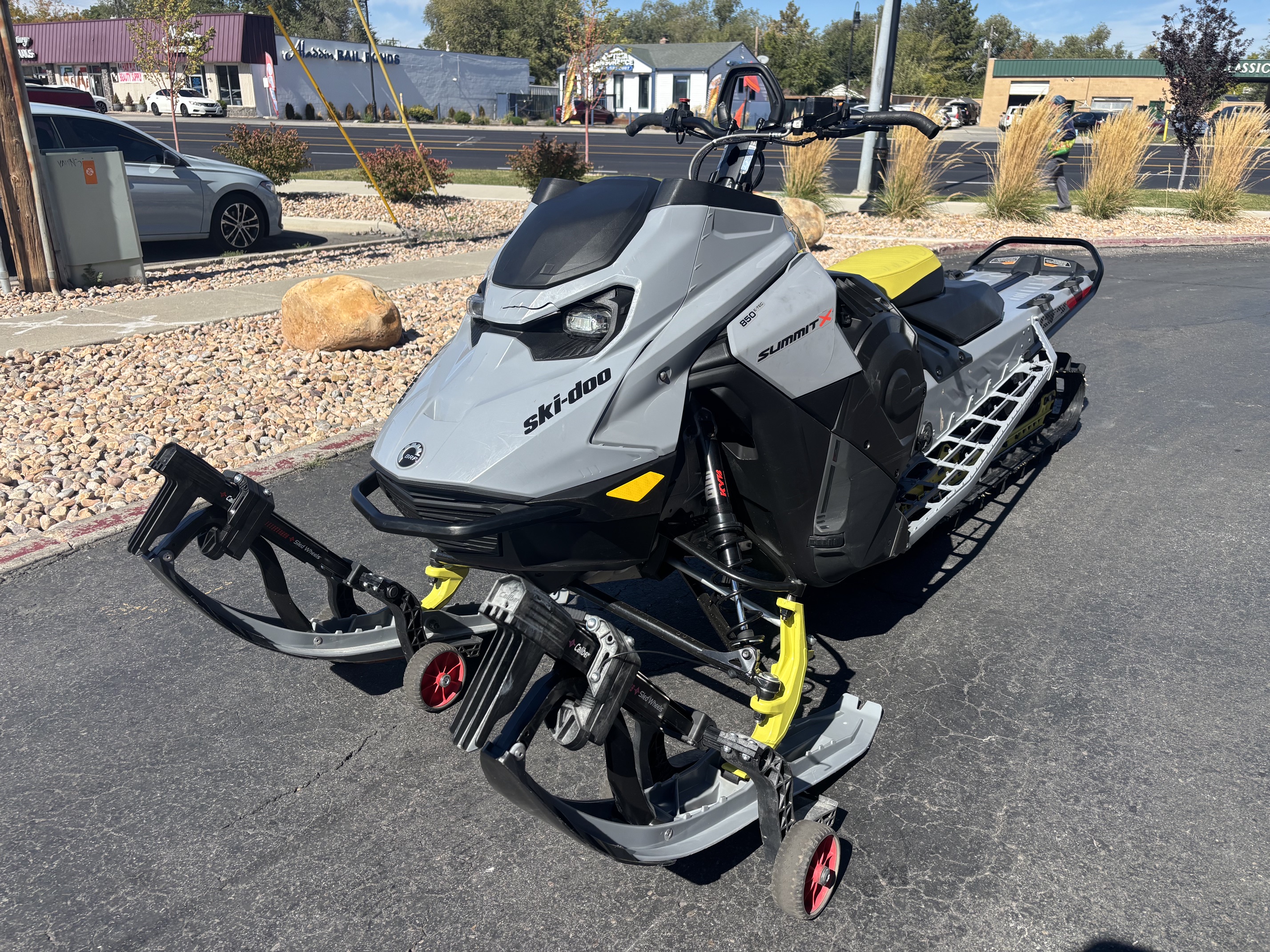2025 SKI-DOO Summit X 154 850 E-TEC PowderMax Light with FlexEdge 2.5 SNOWMOBILE