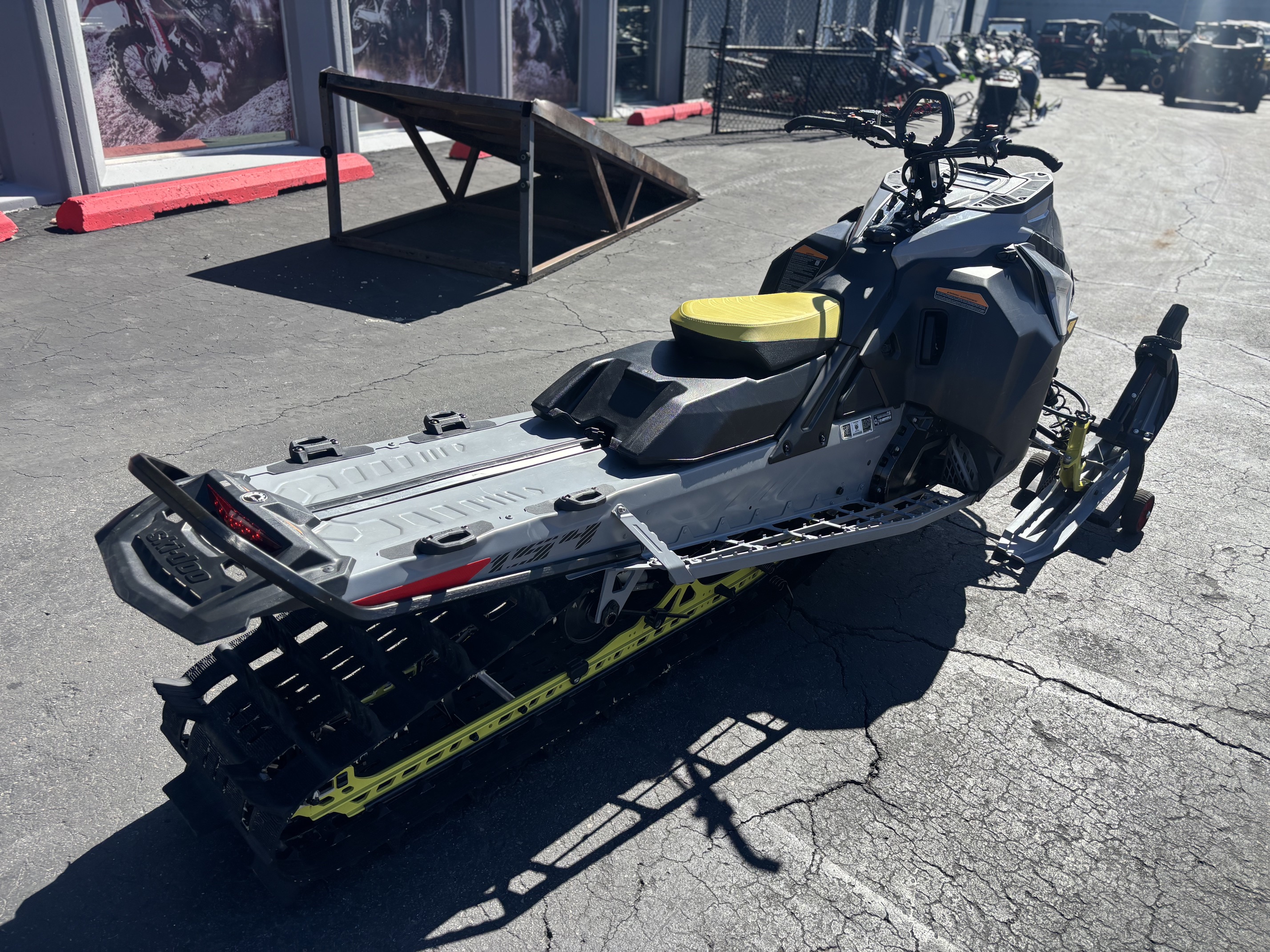2025 SKI-DOO Summit X 154 850 E-TEC PowderMax Light with FlexEdge 2.5 SNOWMOBILE